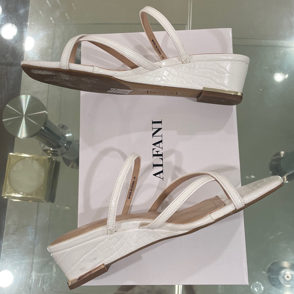 NIB toe loop thong ALFANI white mule sandals EADYN croc 2” heel size 7 gold tip